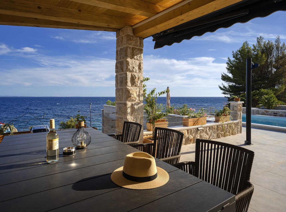 Sunlit Shores Beach Villa With Pool, Gym and Sauna