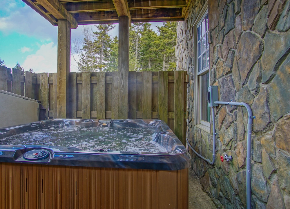 Shays Landing #6: 4 Bedrooms, 4.5 Bath: Pvt Hot Tub, Slope Side