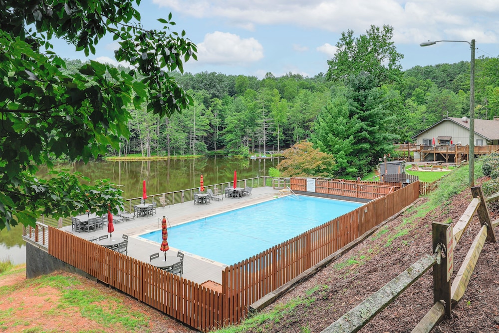 Deck & Game Room! Lakefront Blue Ridge Mtn Gem