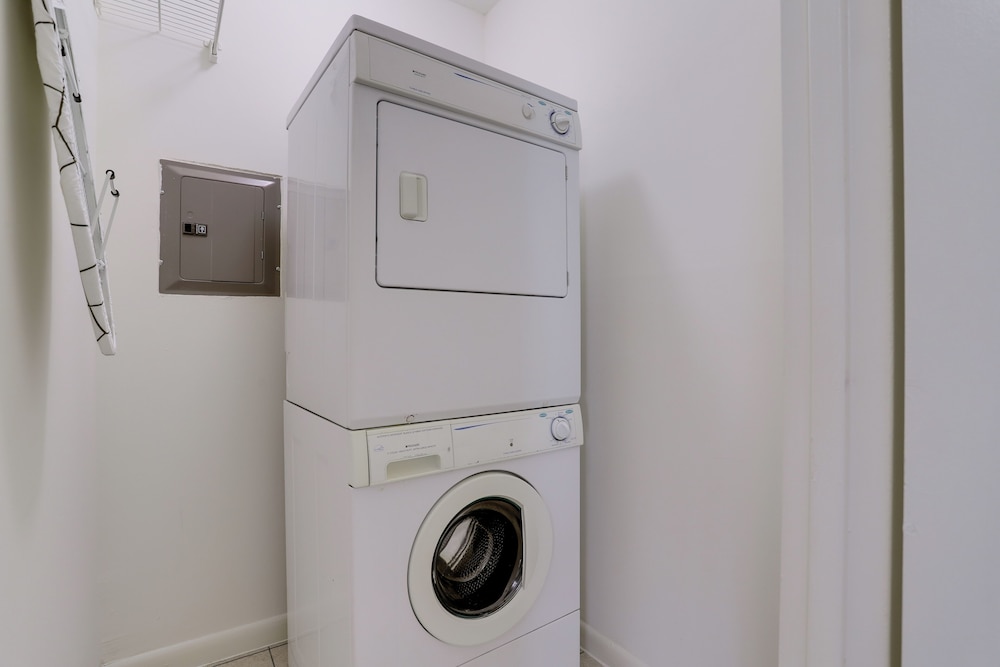 Crystal City Condo w Top Amenities