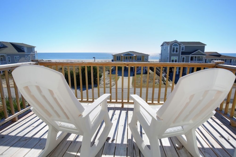 Just Breeze 'n 4 Bedroom Home by RedAwning