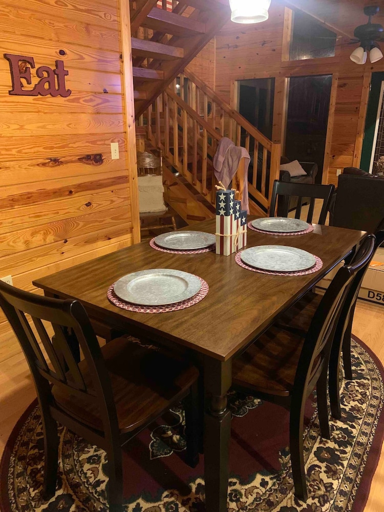 Beautiful Cabin w hot tub Sauna Pool Table