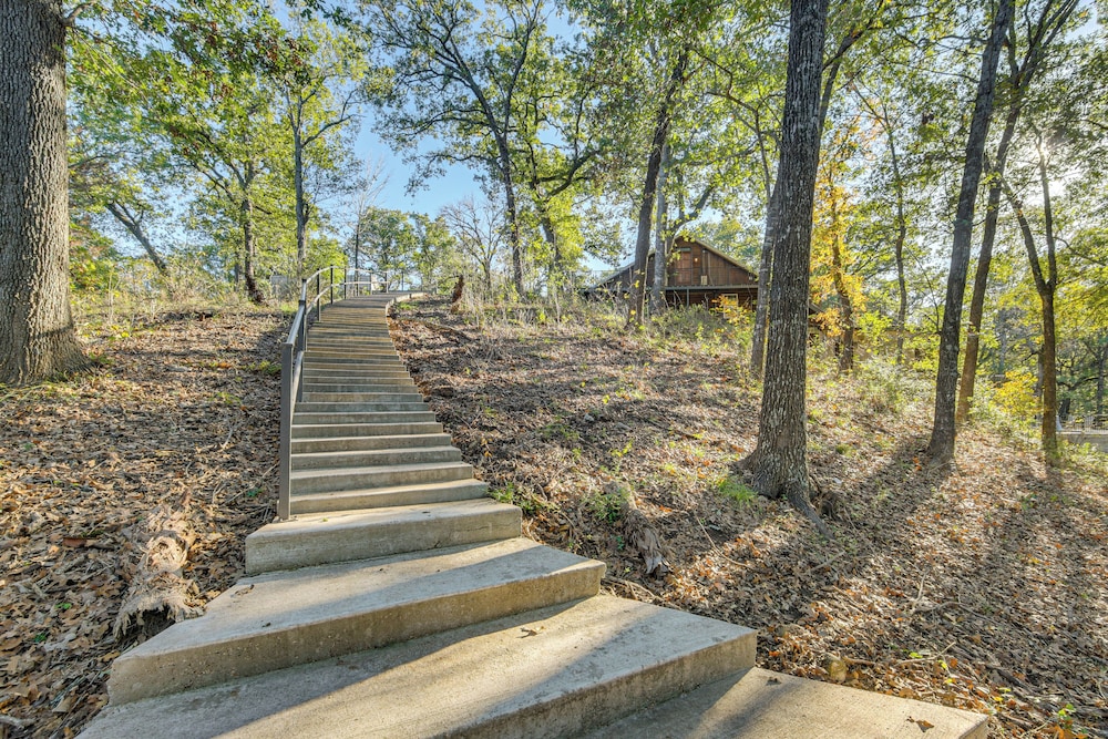 Game Room, Trails! 30-acre Lakefront Streetman Gem