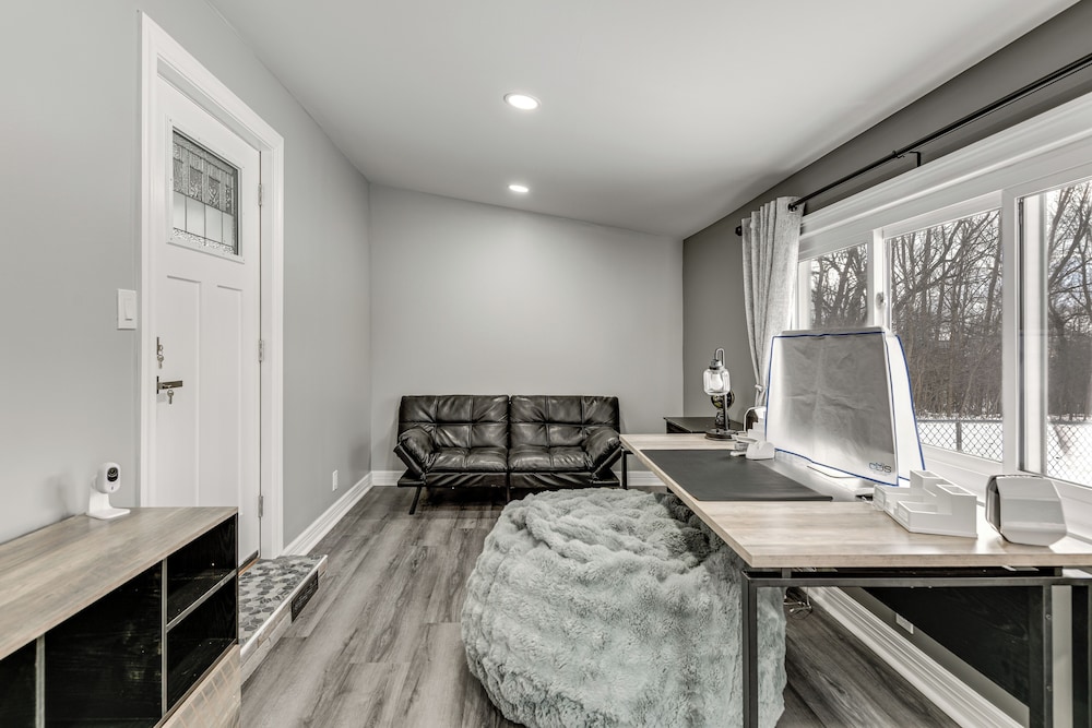 2 Mi to Airport: High-end Cheektowaga Home!