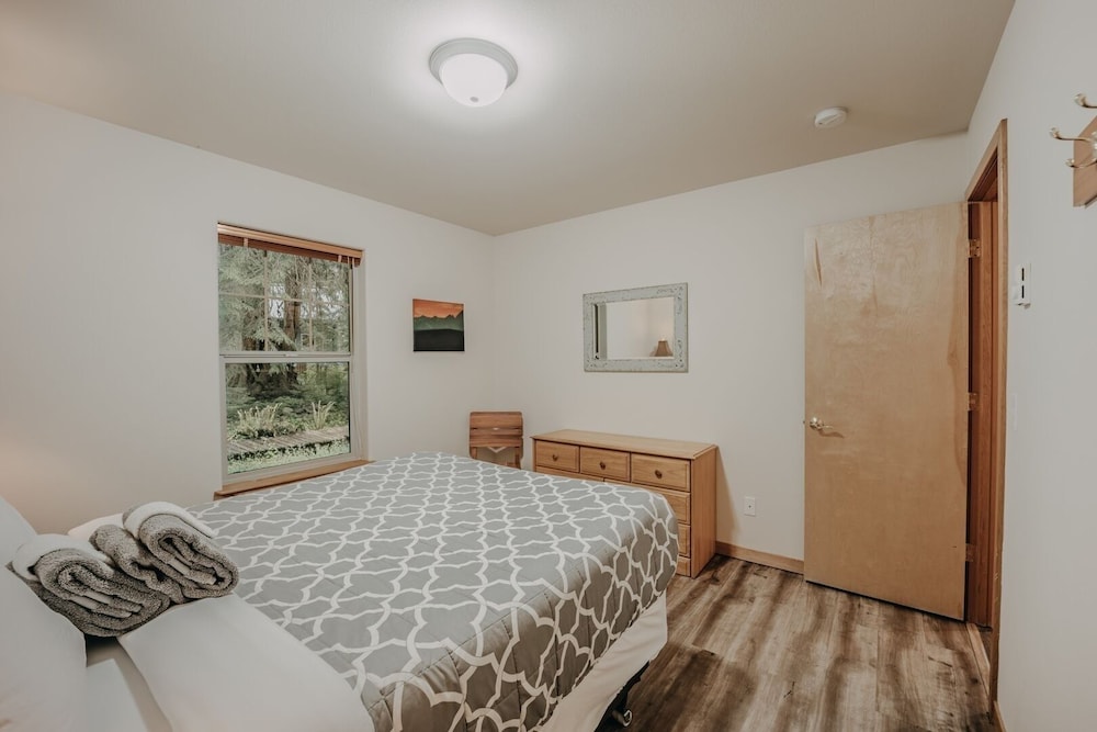 61mbr - Hot Tub - Wi-fi - Pets Ok - Sleeps 6 3 Bedroom Home by Redawning view 4