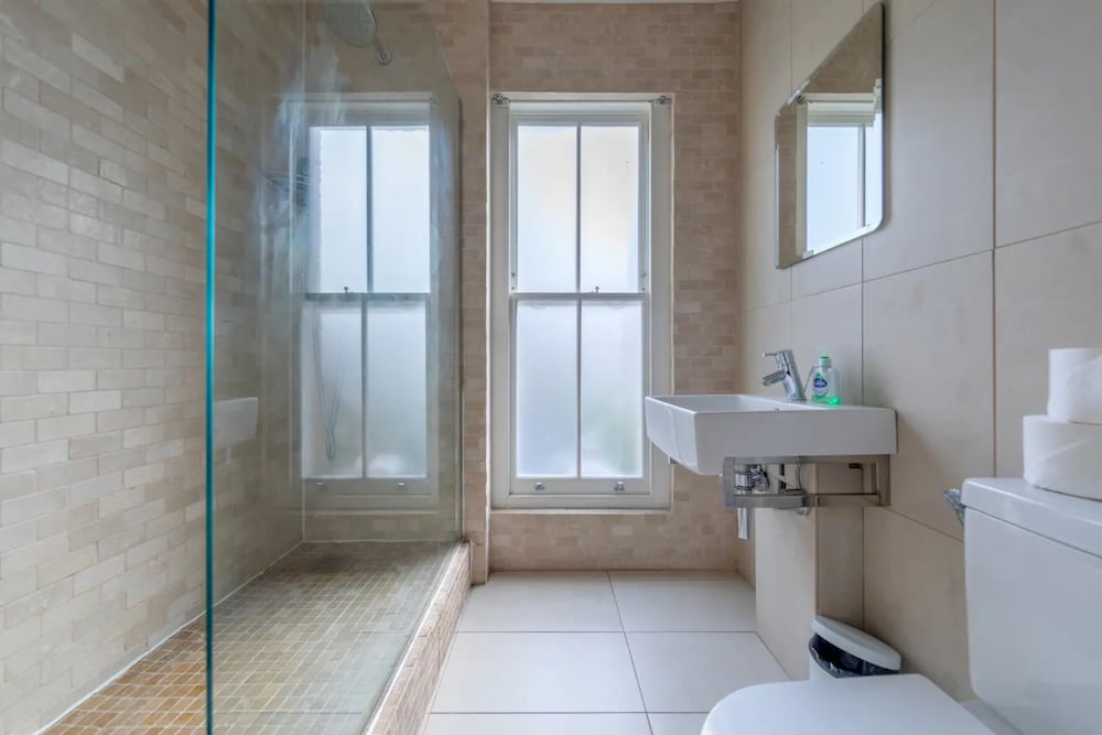 Stylish 2 Bedroom Home in Islington With Garden