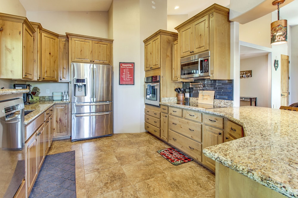 Close to Fool Hollow Lake! Show Low Cabin Getaway