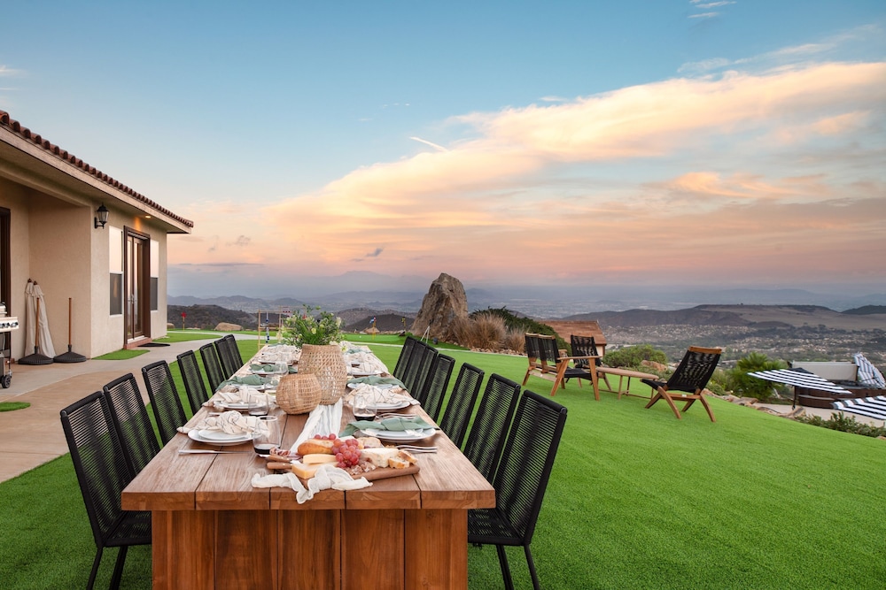 Colina by Avantstay Secluded Mountain Top Oasis w Pool Hot Tub Putting Green