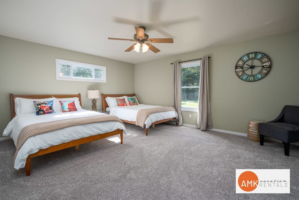 All Decked Out Farmhouse - Game Room Nearby Beach