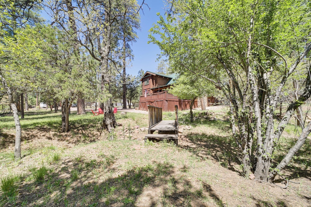 Covered Deck, Private Acreage: Log Cabin in Pine