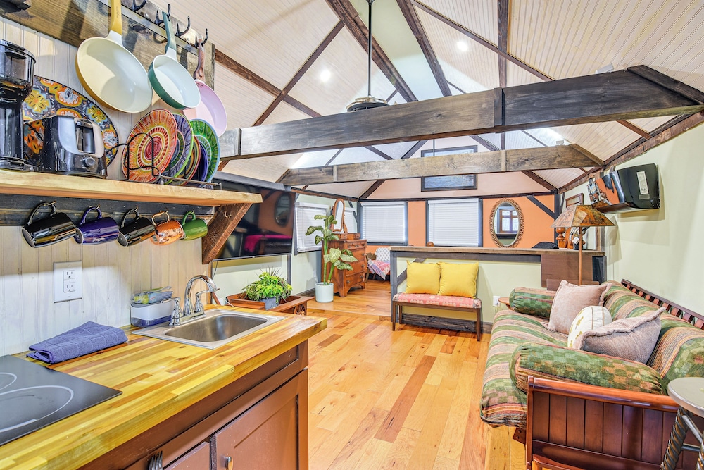 Creekside Milford Studio w/ Gas Grill + Mtn Views!