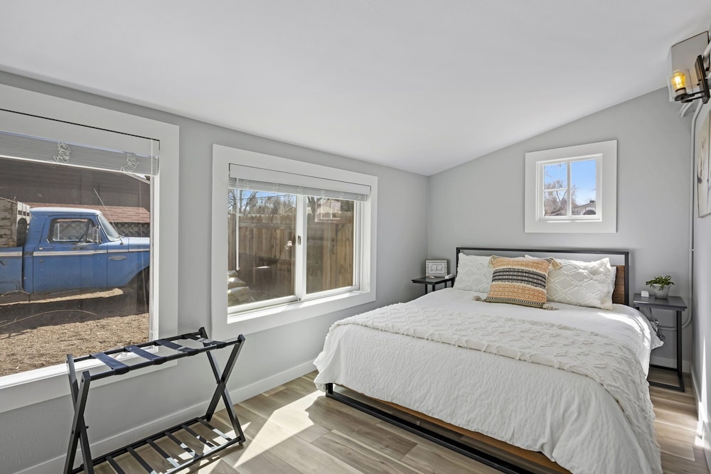 Charming Bungalow With Hot Tub, Fire Pit & Bikes view 4