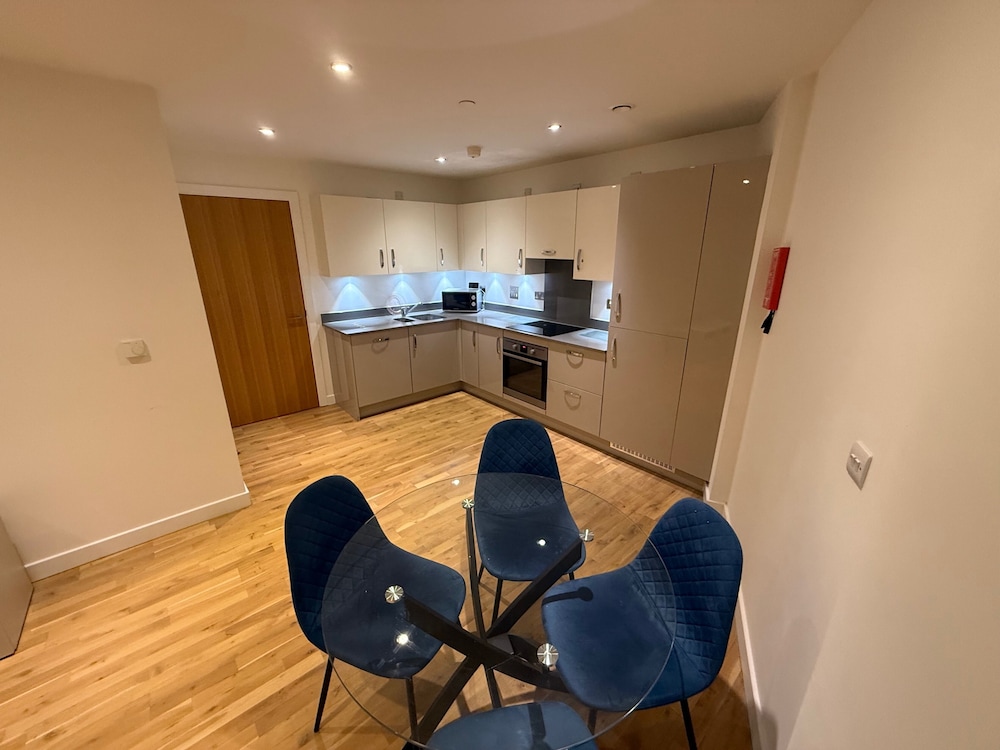 2BR Apartment - Sleeps 4 - Free Parking - Reading