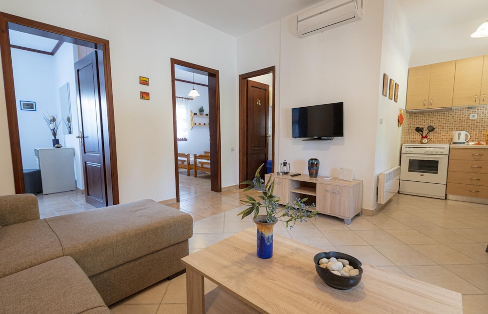 Linden House Left by Rentals Pro