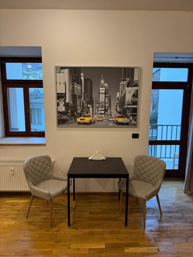 Studio - Sleeps 2 -smoking on Balcony - Pets -wifi