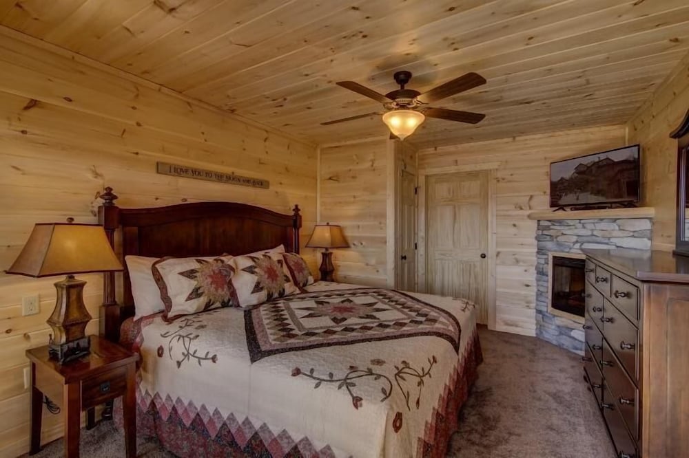 Take A Look - 6 Bedrooms, 6.5 Baths, Sleeps 20 Home by RedAwning view 4