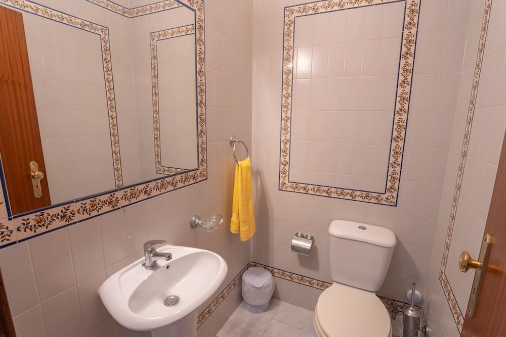 Joana Stunning Villa IS A 10 MIN Walk TO THE BEA