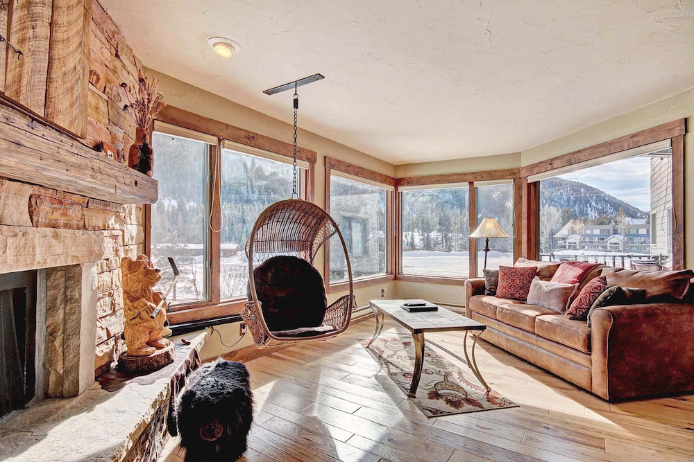 1710 The Willows 1 Bedroom Condo by RedAwning