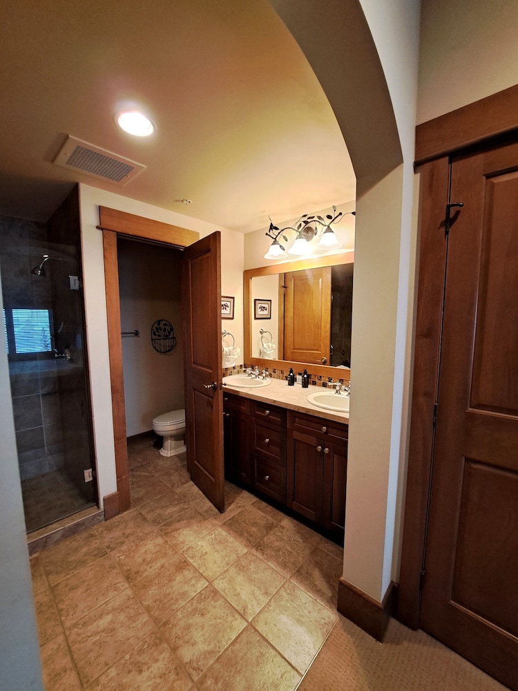 3br Ski-in/ski-out~on Mountain~lone Eagle 3053 3 Bedroom Condo by RedAwning view 5