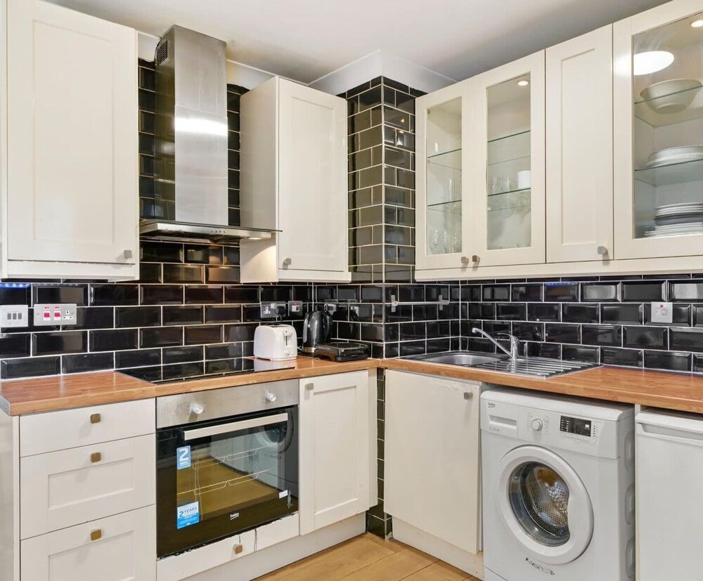 Extensively Roomy Bright 1 Bedroom Apartment view 5