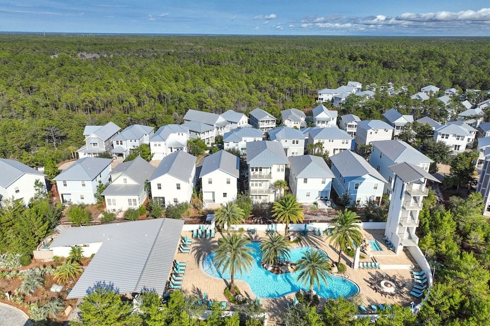 Back to the Beach by Avantstay with Pool Access
