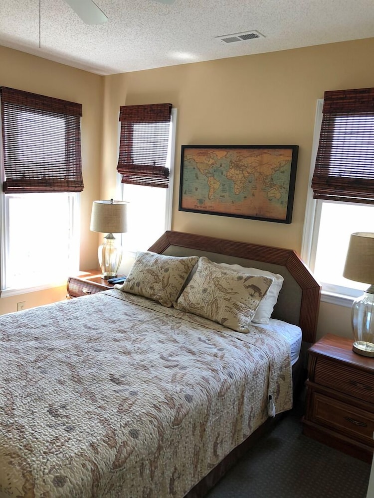Myrtle Beach Vacations - Tailslide Inn 4 Bedroom Home by RedAwning - Property Image 5
