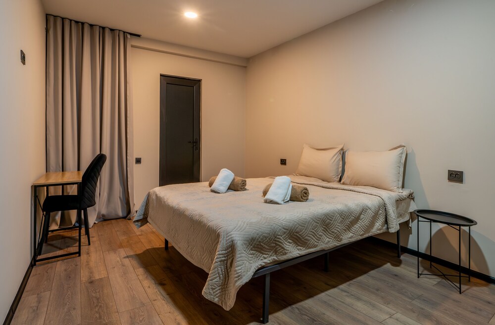 Niabi 4BDR Apartments with billiards