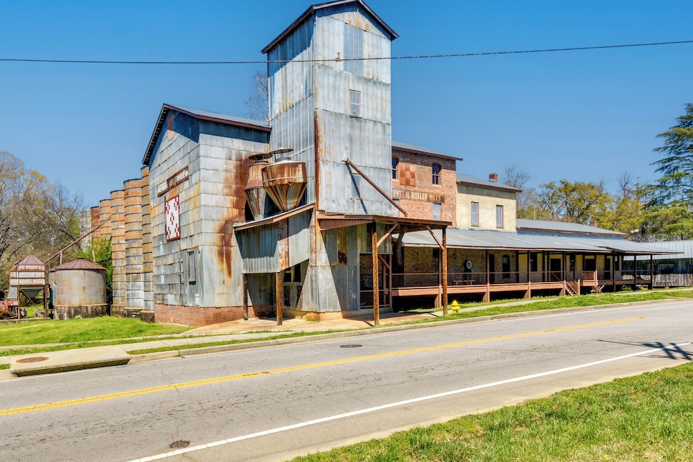 Romantic, Cozy Loft w/ Yard, 5 Miles to Clemson view 4