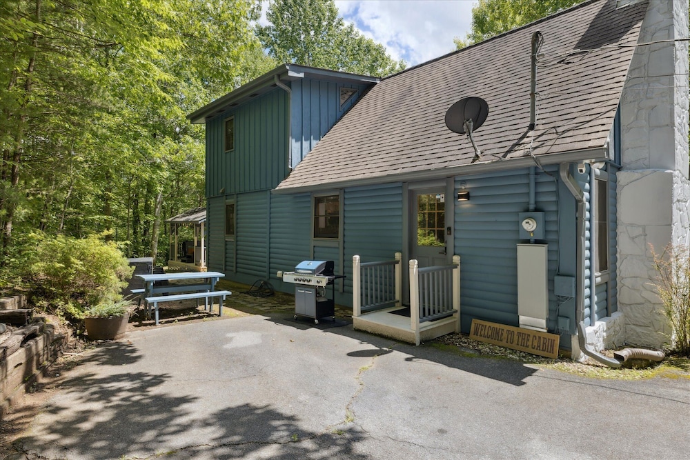 Golf Resort Cabin w Hot Tub Firepit Pool