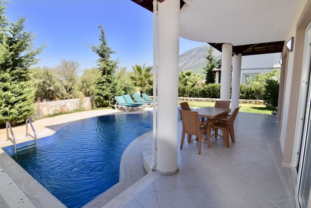 Hanel Life Royal Villas Aqualettings view 2