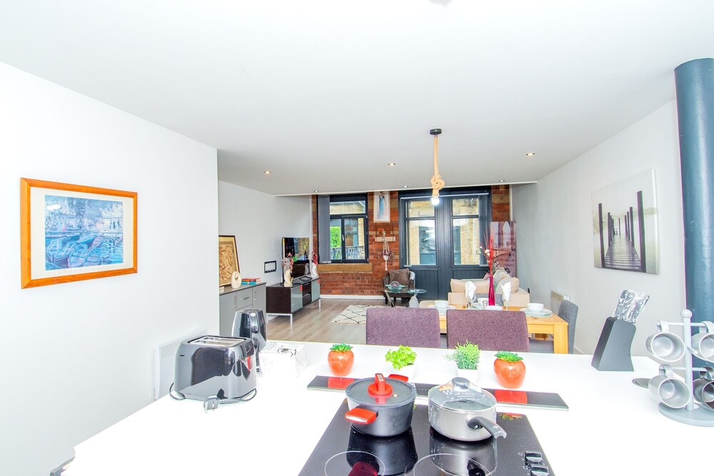New Apartment - Sleeps 4 - Parking - City Centre