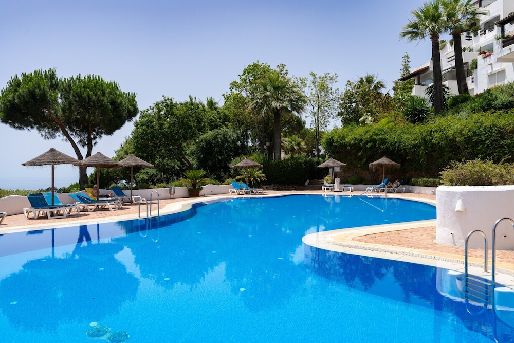 Ojen Retreat With Pool