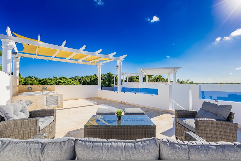 New Modern 2-lvl Punta Cana Villa in Gated Community With Private Pool Rooftop Jacuzzi