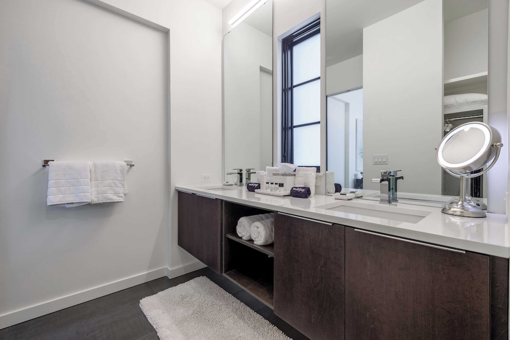 121 Hotel Floor 1 & 2 by Avantstay Sleeps 34, 10 Units in Nashville