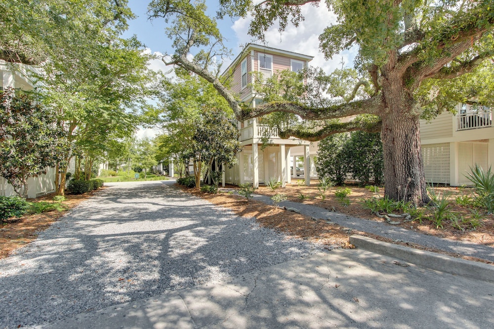 Walk to Beach: Cottage w/ Yard in Pass Christian!
