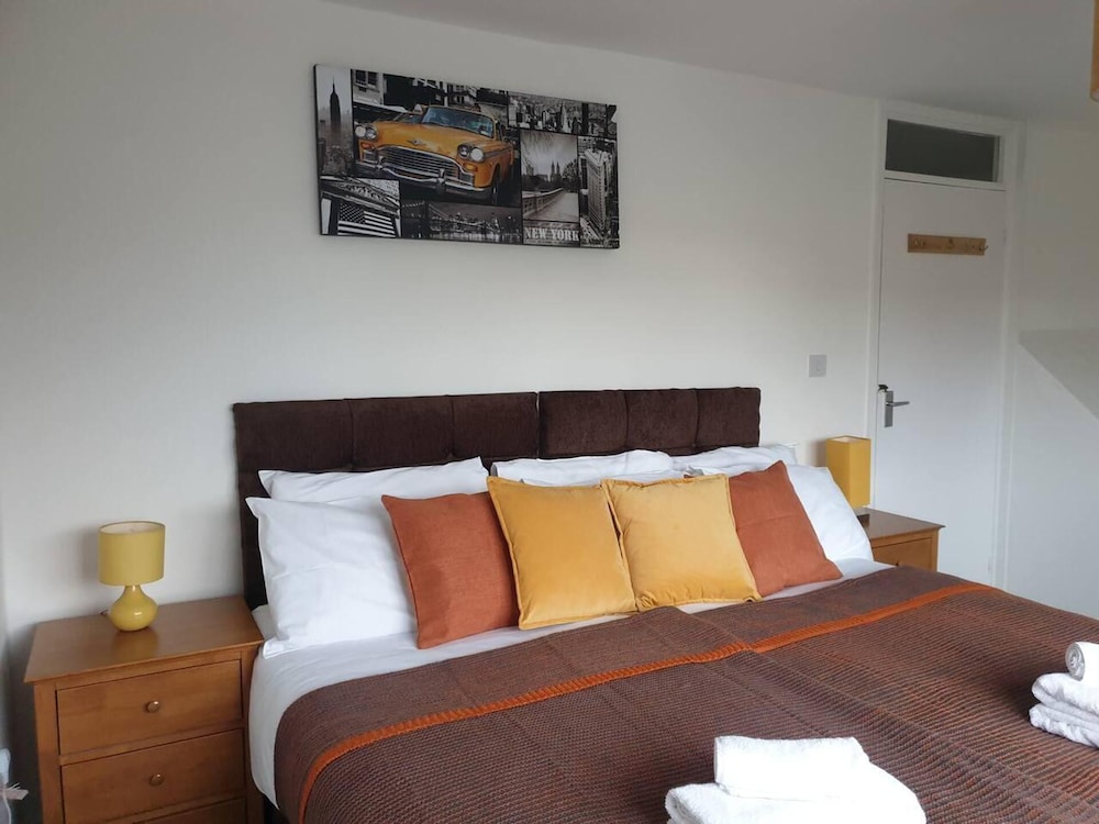 Immaculate 2-bed House in Dartford view 4