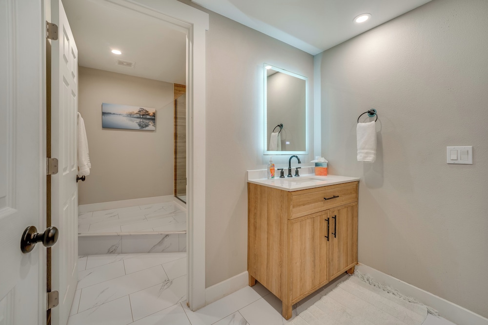 2 Blocks to Downton Chelan: Home w/ Hot Tub!