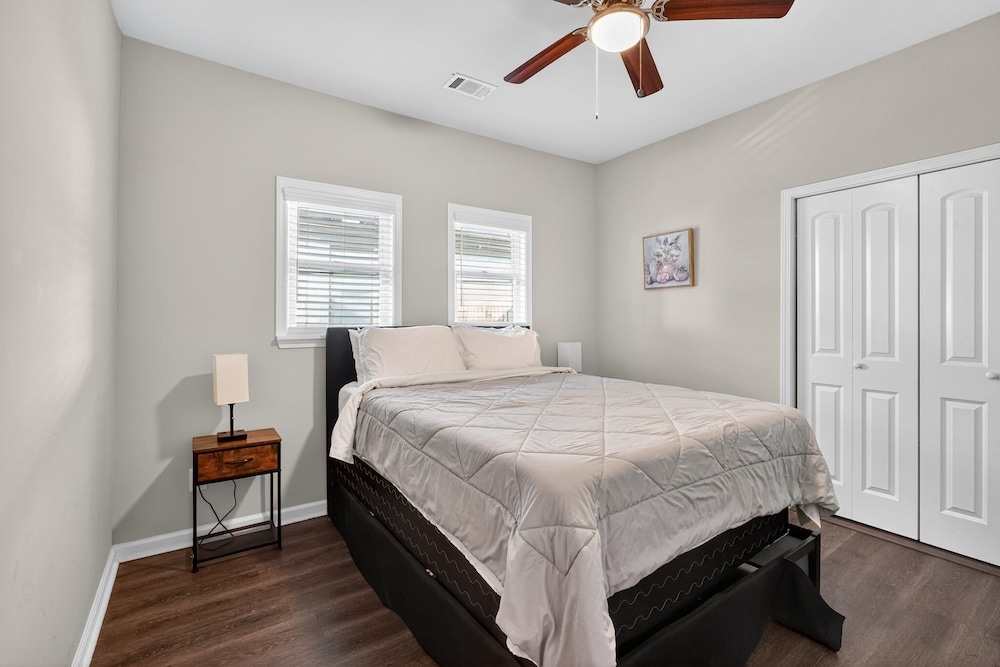 Spacious 4br Mozley Park Home With Fenced Yard 4 Bedroom Home