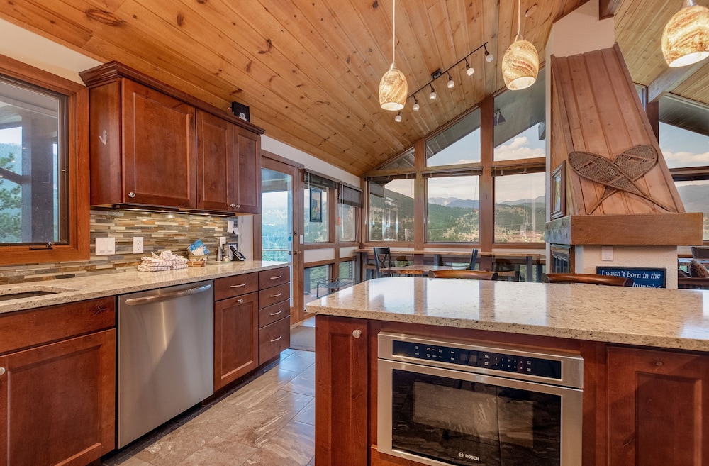 Herondale Luxury Vacation  At Windcliff 3 Bedroom Home by RedAwning