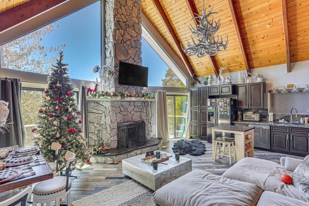 Lake Arrowhead Cabin w/ Hot Tub & Mountain Views!