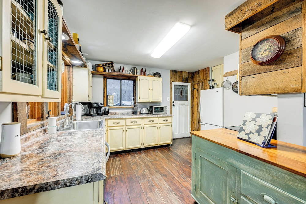 Winter Wonderland Cabin w/ Creek & Game Room