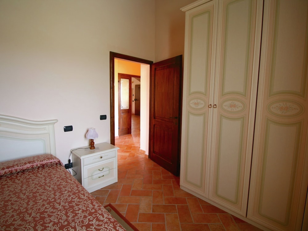 Lovely Farmhouse in Asciano With Swimming Pool