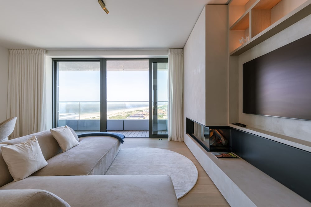 Huswell - Minimalist Coastal Luxury Panoramic View