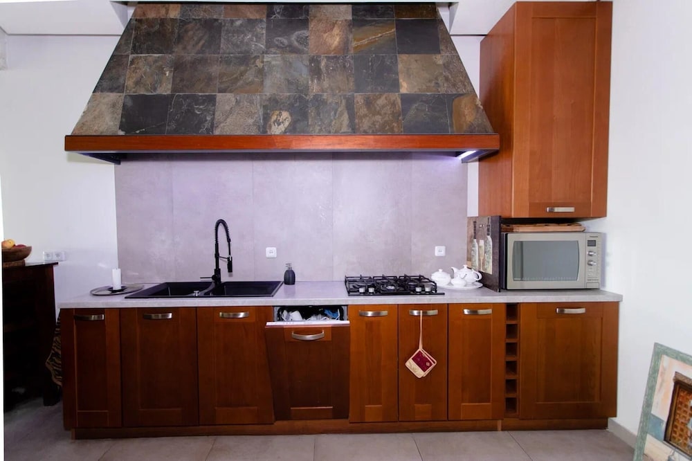 4 Bed Villa Estate Sleeps 7 - Pool, Garden, Sauna