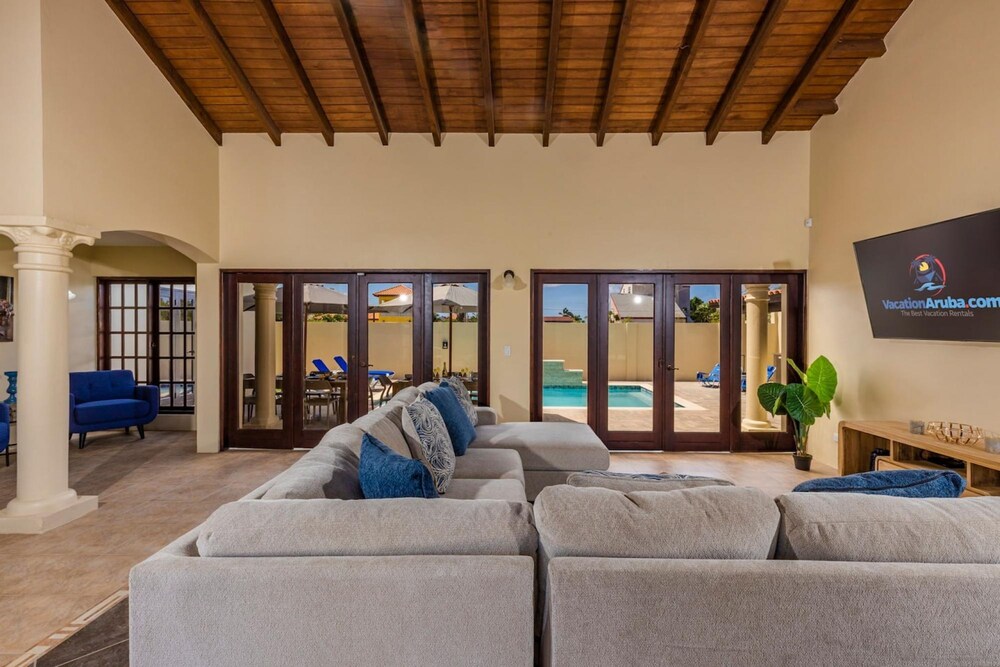 Large 5BR Villa With Private Pool Near Eagle Beach