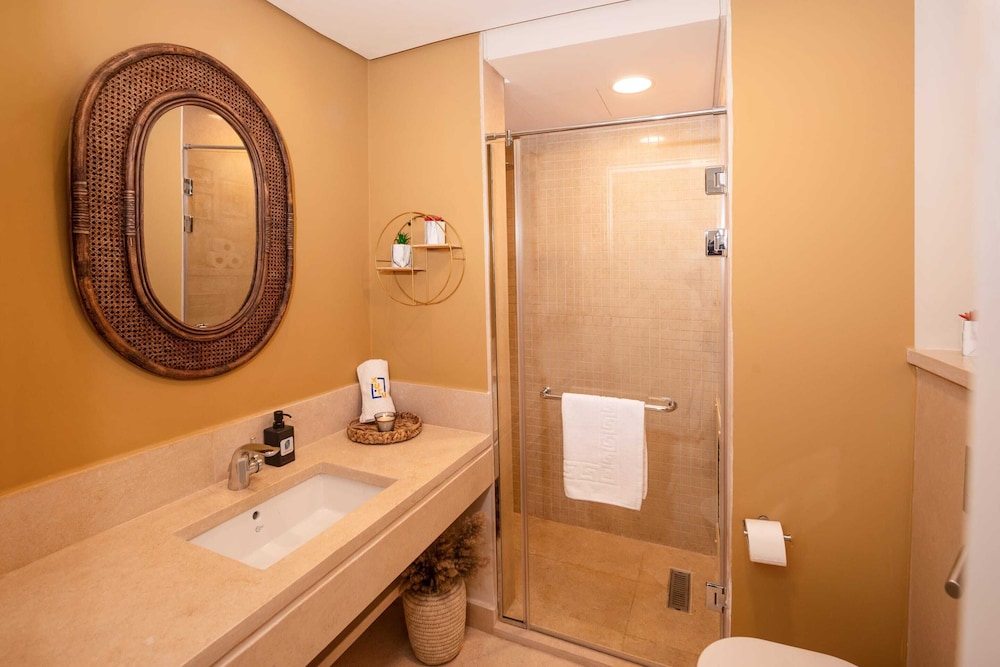 Xuru Stays I Exotic 1bdr w/ Outdoor Terrace Pool & Beach Access