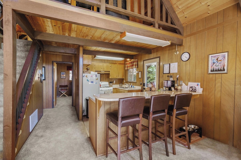 Walk to Fly-in Lake: Blue Lake Springs Cabin!