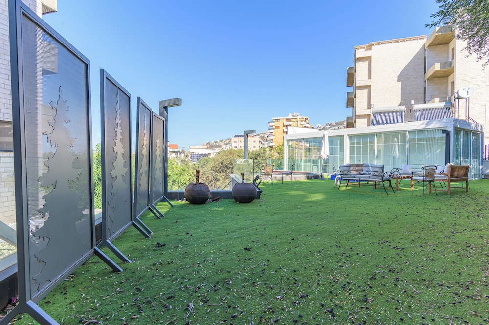 GlassHaus Rooftop 2-BR & Pool in Ghazir