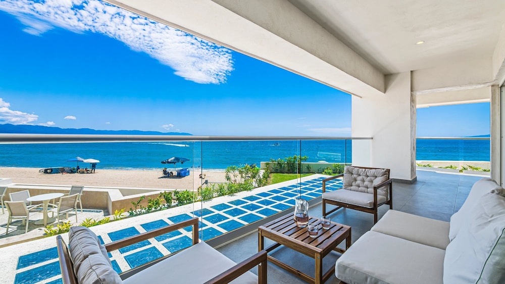 3BR with Private Pool on the Ocean