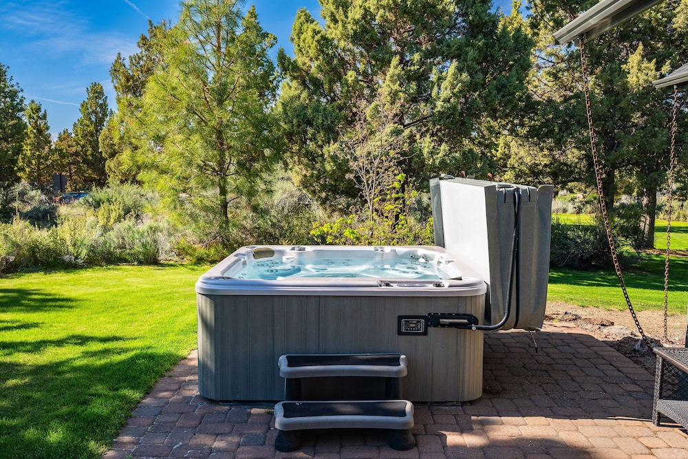 Family-Friendly Dara Oaks Home with Private Hot Tub and BBQ on the Deck by RedAwning